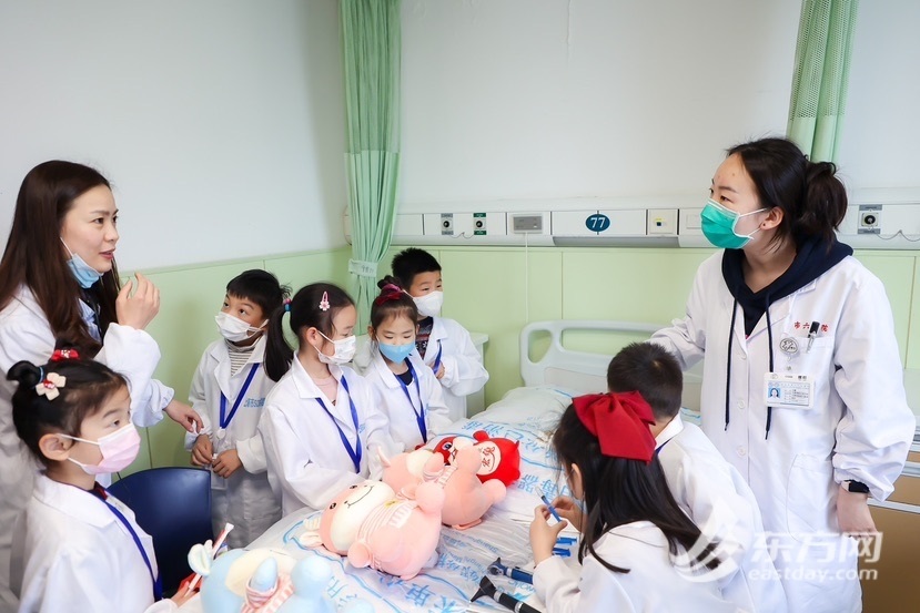 
浙江第一医院黄牛代挂号电话票贩子号贩子网上预约挂号,住院检查加快,带上这本“护照” 未来医生开启上海市第六人民医院文化地标之旅