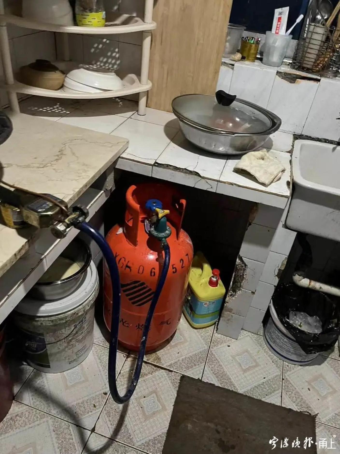 邻居家厨房起火，宁波“95后”小伙两次冲进火场扑灭