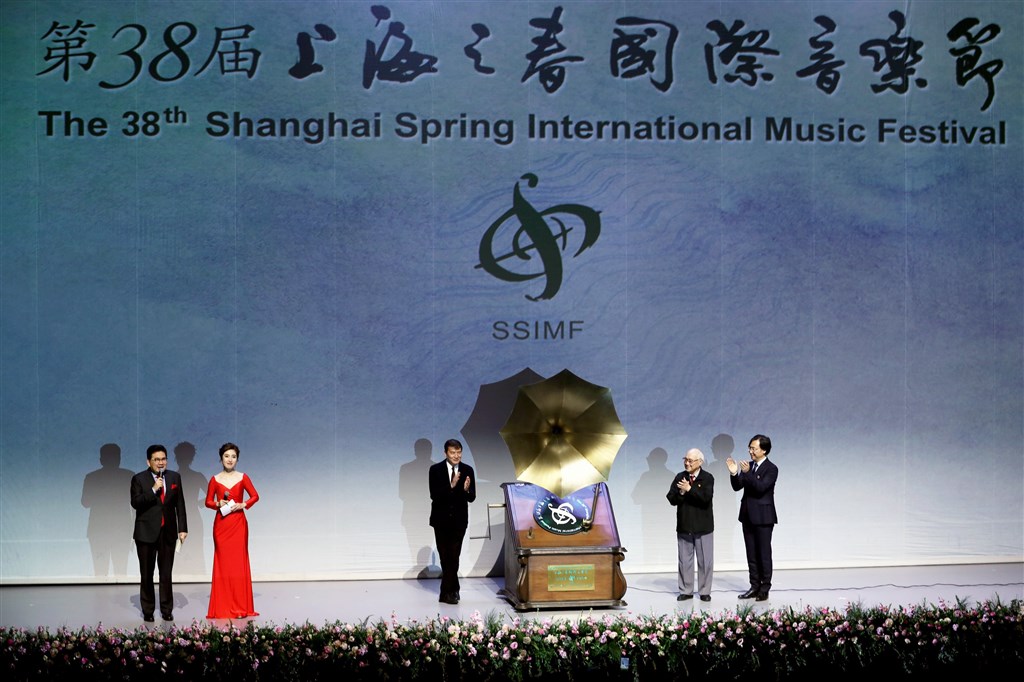 拥抱艺术的春季&#xA0;“上海之春”揭幕表演奏响《回复的年夜地》