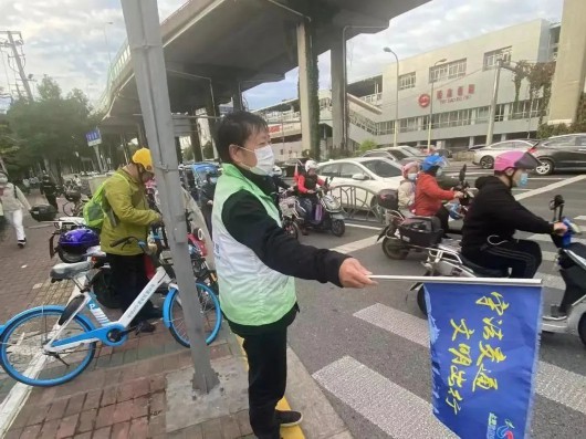 
天津各大医院黄牛代挂号电话票贩子号贩子网上预约挂号,住院检查加快,让文明礼让之花绽放！宝山这些志愿者走上街头维护交通秩序