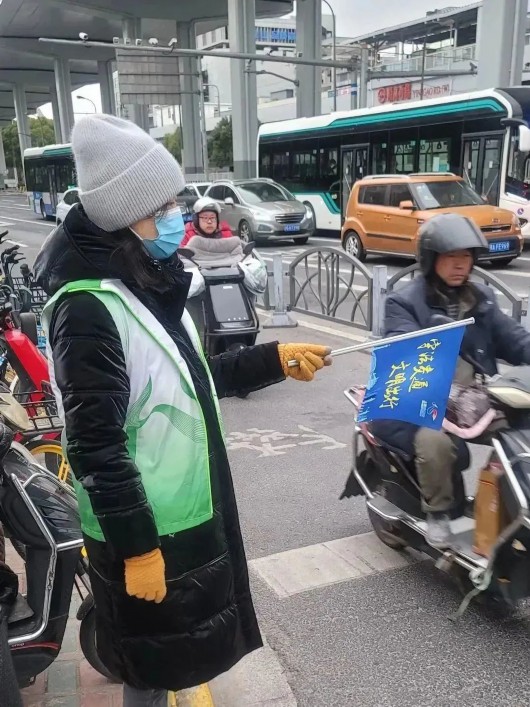 
天津各大医院黄牛代挂号电话票贩子号贩子网上预约挂号,住院检查加快,让文明礼让之花绽放！宝山这些志愿者走上街头维护交通秩序