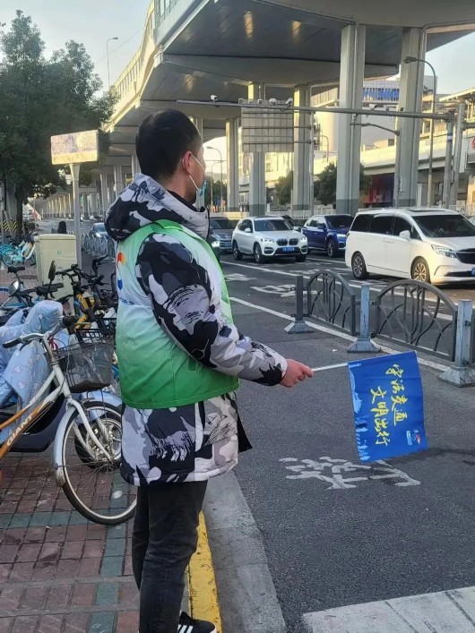 
天津各大医院黄牛代挂号电话票贩子号贩子网上预约挂号,住院检查加快,让文明礼让之花绽放！宝山这些志愿者走上街头维护交通秩序