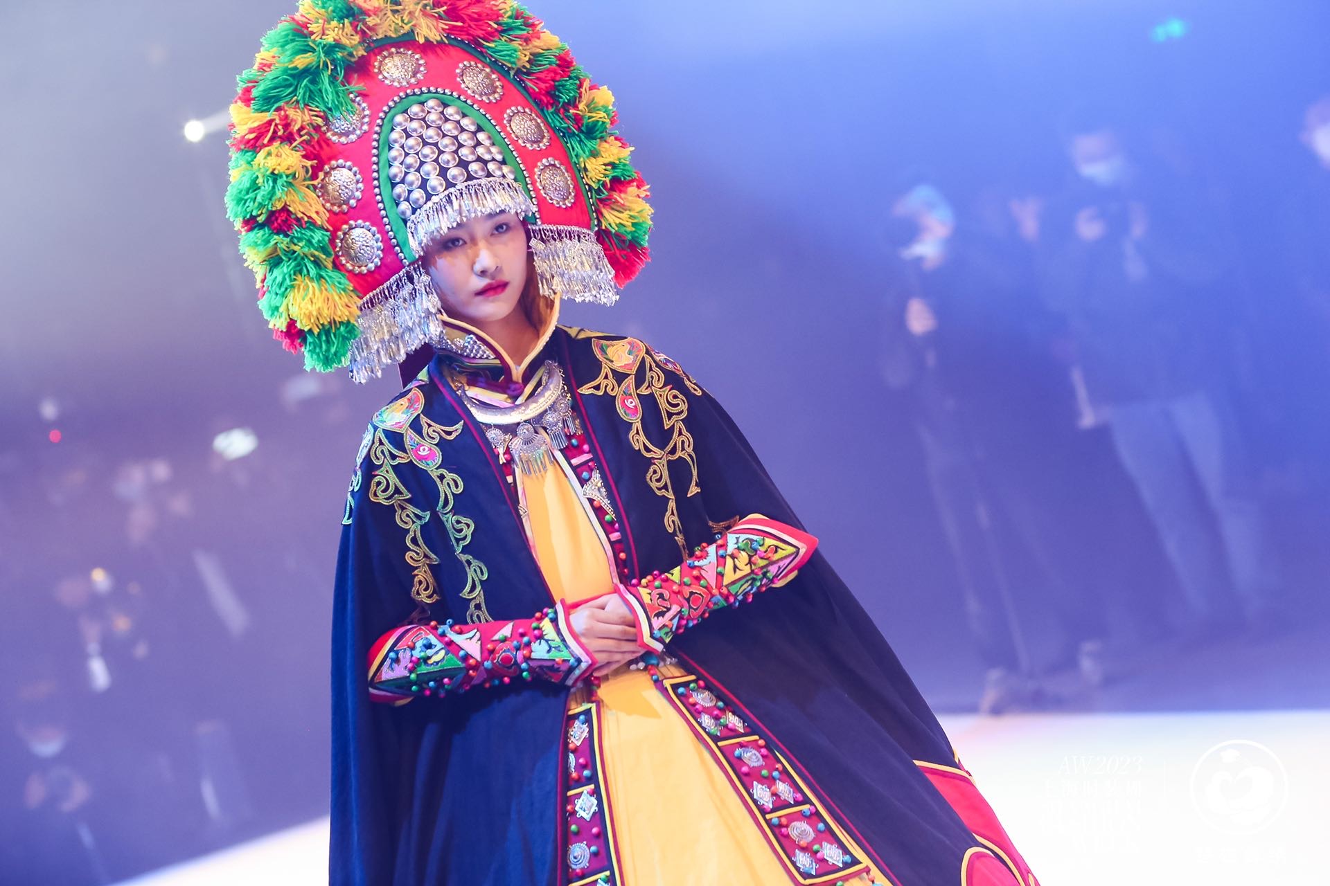 楚雄千年彝绣亮相上海时装周