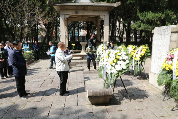 
上海儿童医学中心黄牛代挂号电话票贩子号贩子网上预约挂号,住院检查加快,徐汇区烈士纪念设施守护崇敬志愿服务队祭奠近代民主革命家邹容墓