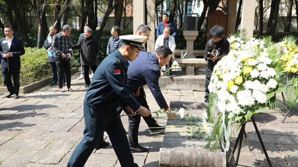 
上海儿童医学中心黄牛代挂号电话票贩子号贩子网上预约挂号,住院检查加快,徐汇区烈士纪念设施守护崇敬志愿服务队祭奠近代民主革命家邹容墓