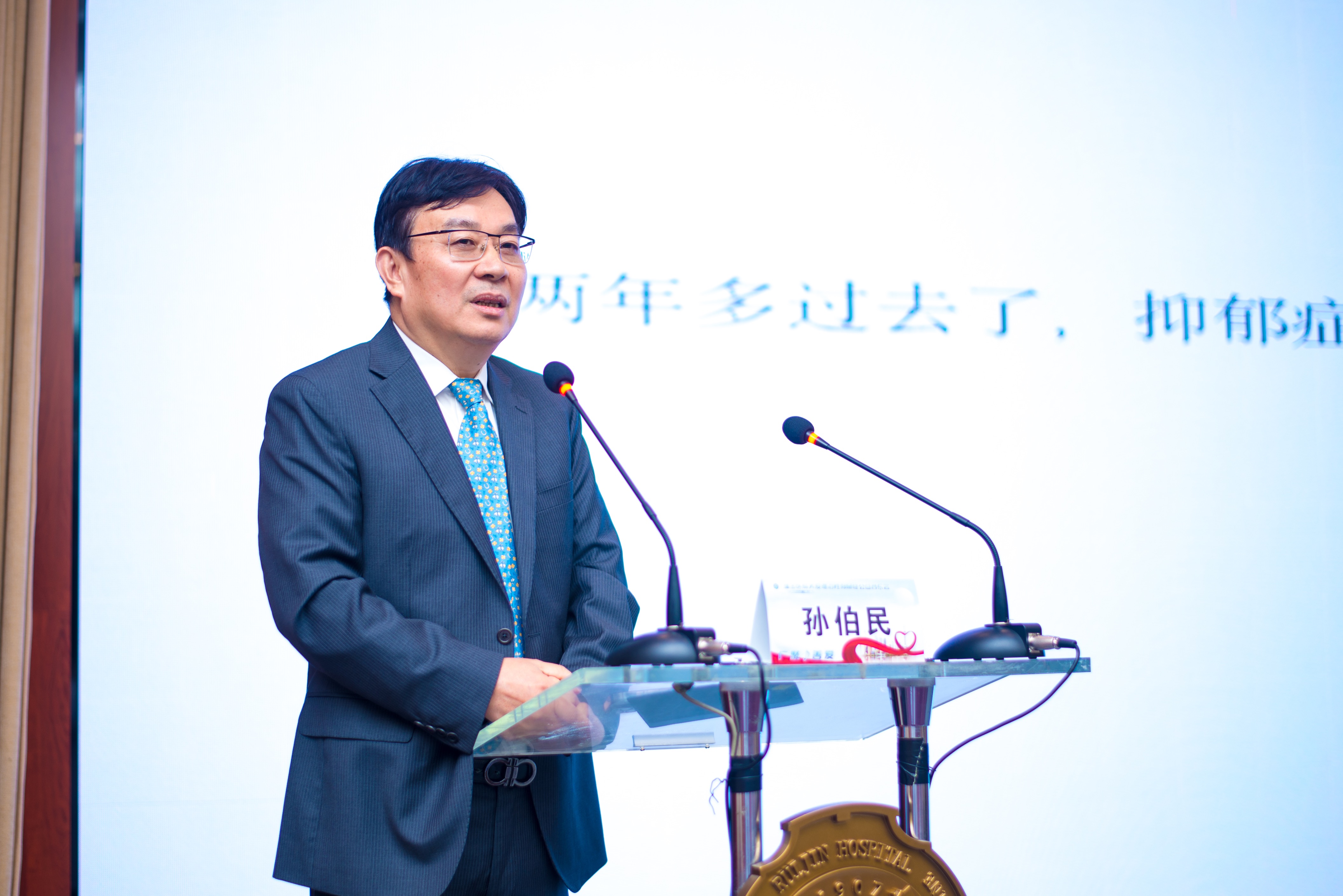 
二龙路肛肠医院黄牛代挂号电话票贩子号贩子网上预约挂号,住院检查加快,植入芯片接受脑机接口神经调控治疗，抑郁症男子讲述治疗过程