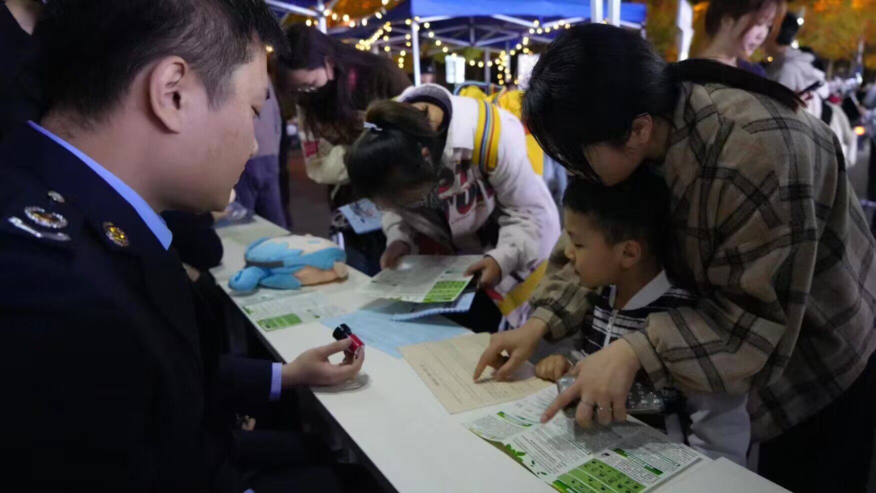 
北京朝阳医院黄牛代挂号电话票贩子号贩子网上预约挂号,住院检查加快,“夜市摆摊”“闯关打卡” 这场Blue蓝·税警联合普法宣传很接地气