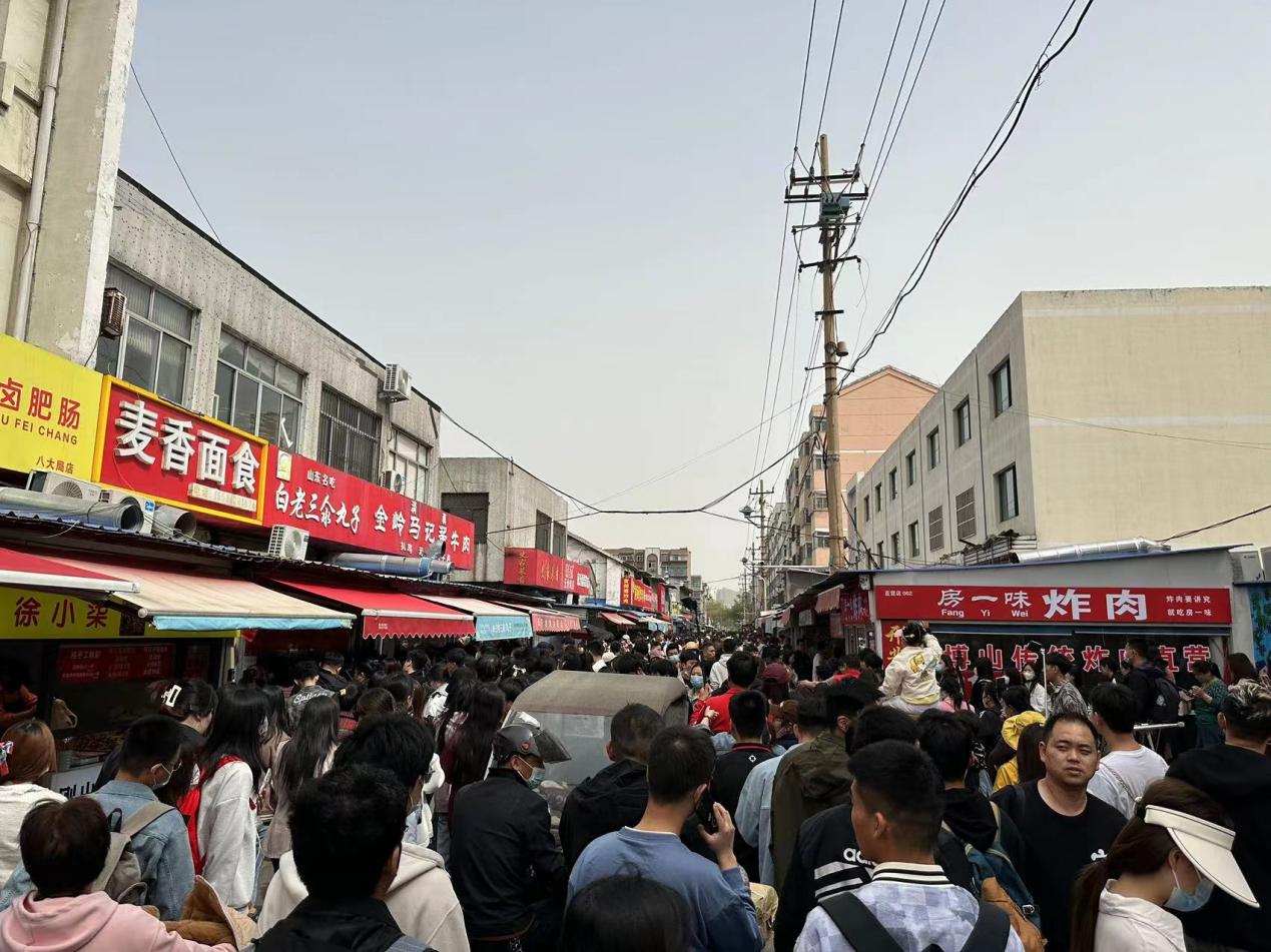 2023年6月17日，山东淄博，游客再次齐聚“八大局烧烤”。图据视觉中国