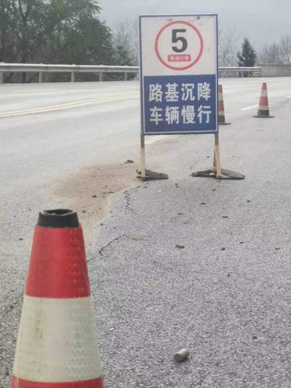 
上海瑞金医院黄牛代挂号电话票贩子号贩子网上预约挂号,住院检查加快,女子骑摩托时遇沉降路段摔倒遭后车碾压身亡，被认定担主责引争议