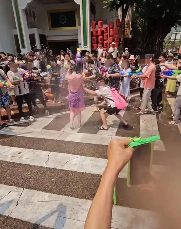 
南京各大医院黄牛代挂号电话票贩子号贩子网上预约挂号,住院检查加快,泼水节被撕雨衣女生：撕扯雨衣男子已受谴责，希望到此为止