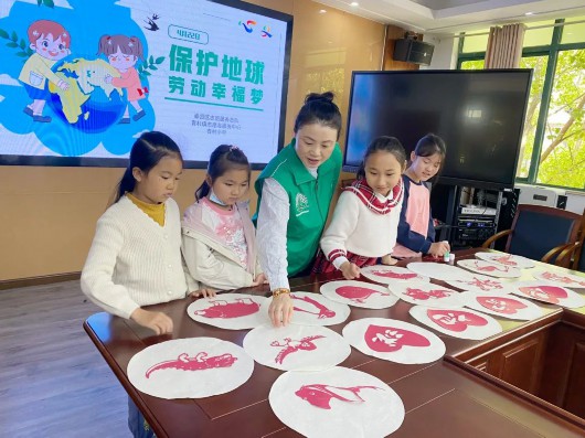 
天津眼科医院黄牛代挂号电话票贩子号贩子网上预约挂号,住院检查加快,朱鹮、信天翁、犀牛……这些珍稀动物在指尖呈现！青村镇开展“保护地球 劳动幸福梦”文明实践志愿服务活动