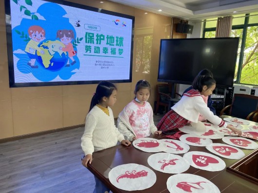 
天津眼科医院黄牛代挂号电话票贩子号贩子网上预约挂号,住院检查加快,朱鹮、信天翁、犀牛……这些珍稀动物在指尖呈现！青村镇开展“保护地球 劳动幸福梦”文明实践志愿服务活动