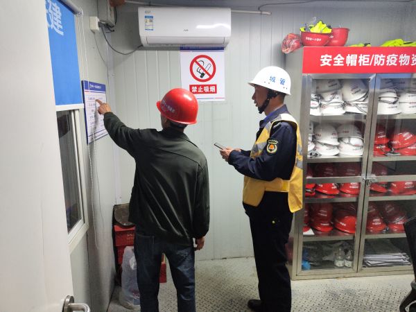 新虹中队对建筑工地开展检查.jpg