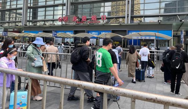 北京阜外医院黄牛代挂号电话票贩子号贩子网上预约挂号,住院检查加快,多图|上海虹桥火车站今日车票售完,记者直击沪上火车站、机场人流现状