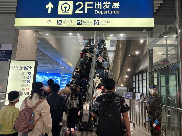 北京阜外医院黄牛代挂号电话票贩子号贩子网上预约挂号,住院检查加快,多图|上海虹桥火车站今日车票售完,记者直击沪上火车站、机场人流现状