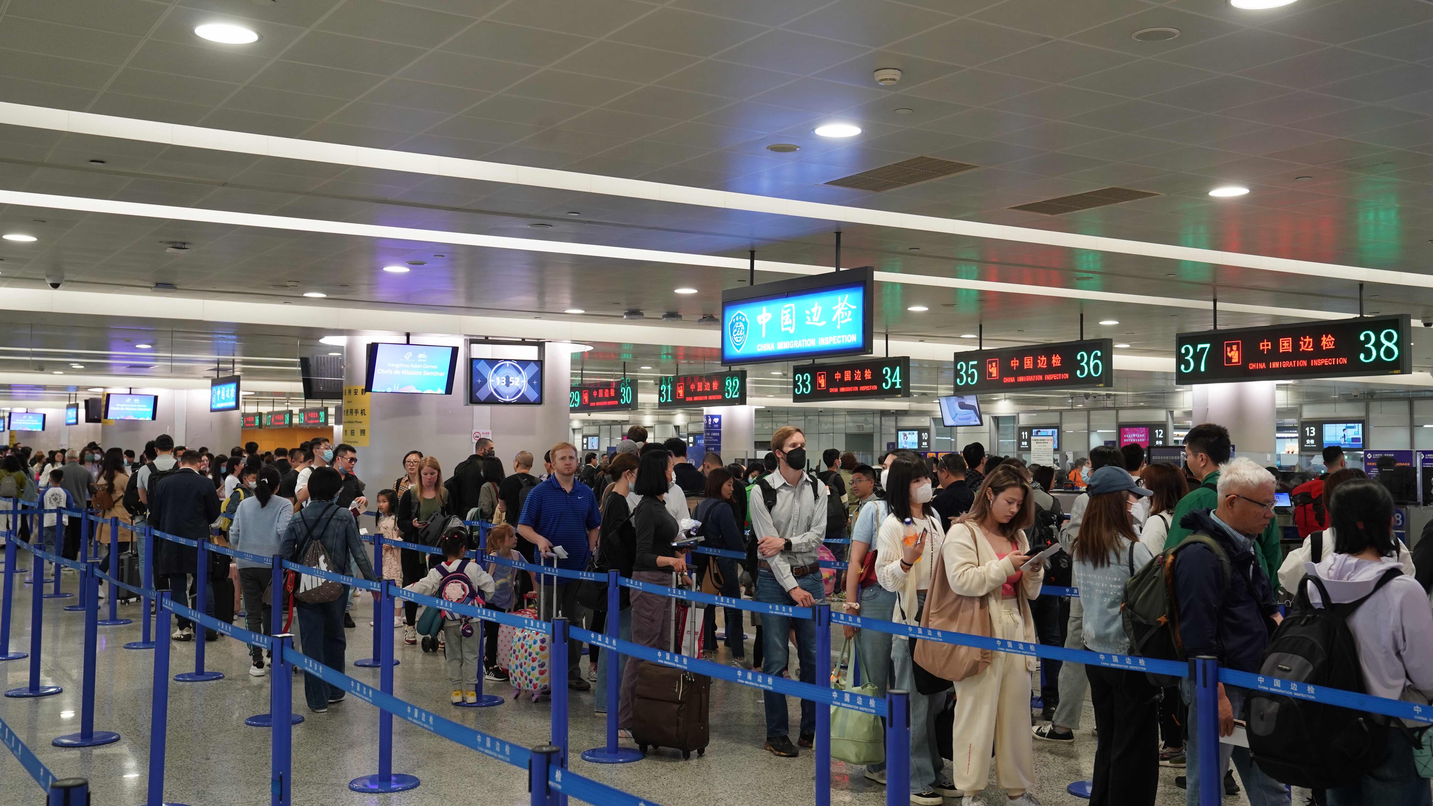 北京阜外医院黄牛代挂号电话票贩子号贩子网上预约挂号,住院检查加快,多图|上海虹桥火车站今日车票售完,记者直击沪上火车站、机场人流现状