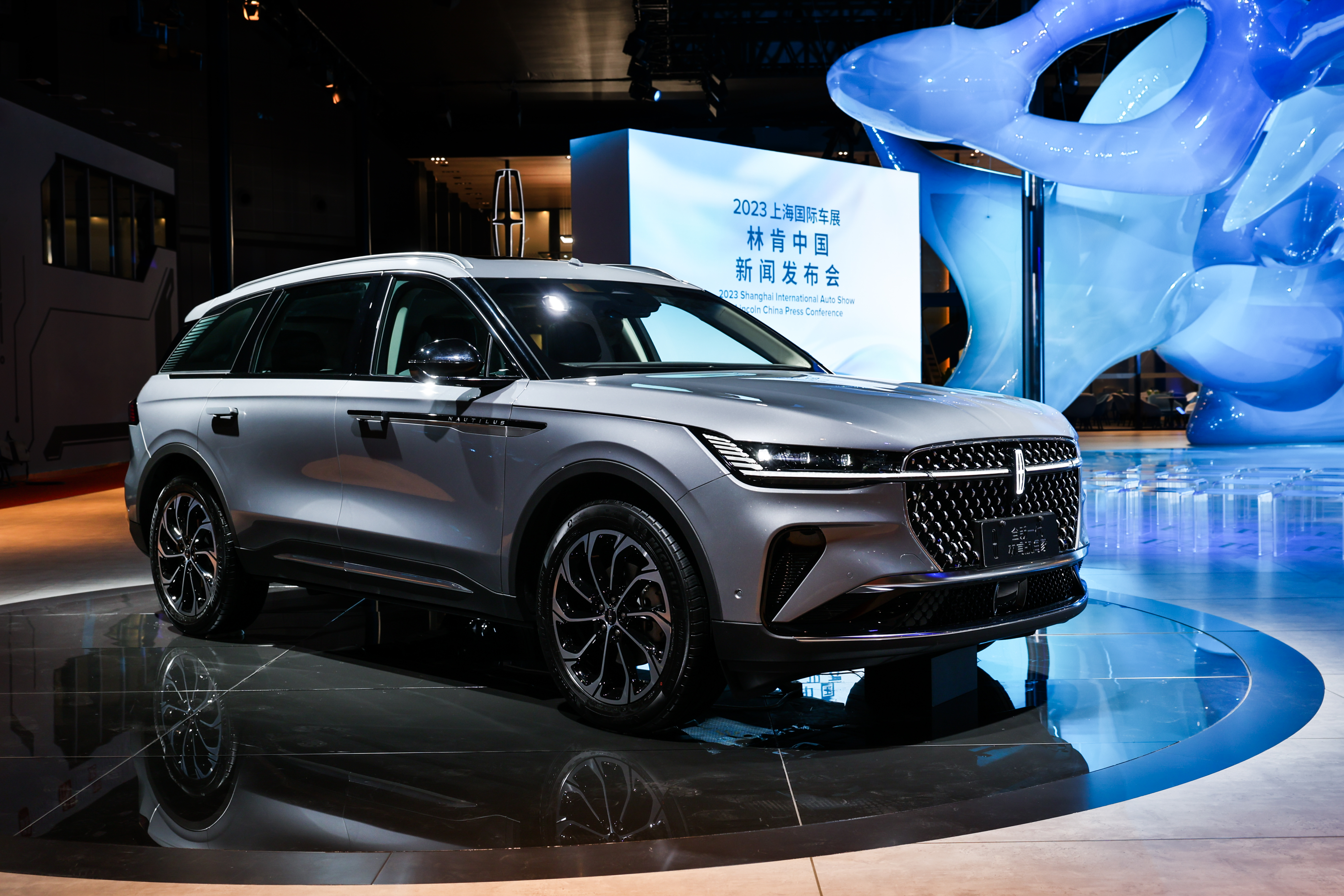 全新一代林肯航海家nautilus在林肯百年美式豪华精髓的基础上,以空间