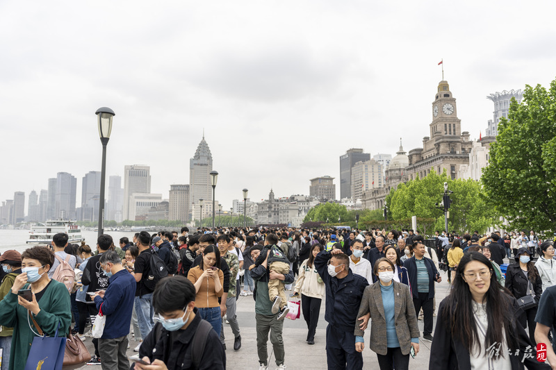 五一假期首日上海外滩区域再迎"人潮 "  细雨挡不住出游热情