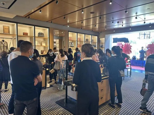 
杭州市富阳中医骨伤医院黄牛代挂号电话票贩子号贩子网上预约挂号,住院检查加快,青浦奥特莱斯人气爆棚，销售额创开业17年历史新高