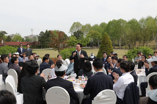 
北京302医院黄牛代挂号电话票贩子号贩子网上预约挂号,住院检查加快,被批在白宫唱“最贵卡拉OK”后，韩国总统自夸：我唱得很好
