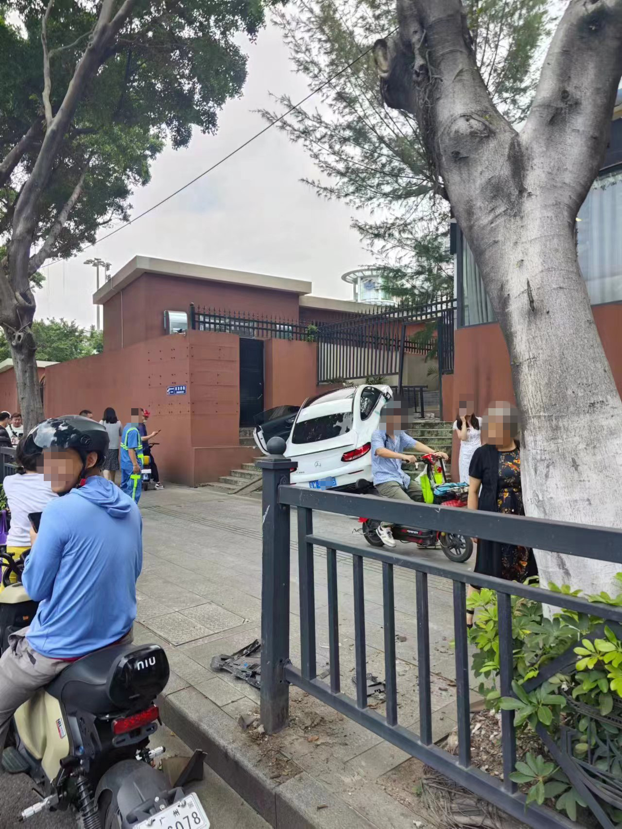 南京市第一医院黄牛代挂号电话票贩子号贩子网上预约挂号,住院检查加快,广州一奔驰连撞4辆车“爬”数级台阶,交警:无人员受伤