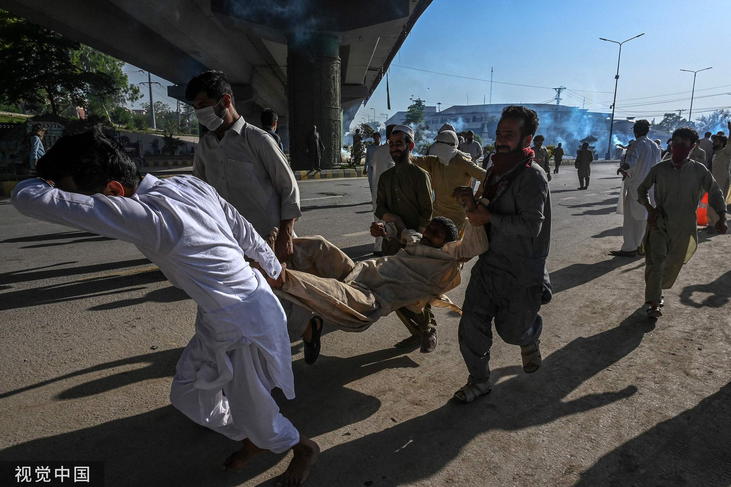 巴基斯坦前总理伊姆兰·汗被捕引发暴力抗议，已致人员死伤