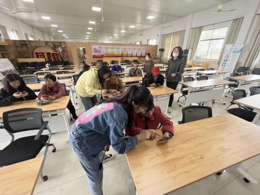 
浙江省同德医院黄牛代挂号电话票贩子号贩子网上预约挂号,住院检查加快,数字赋能，智慧助老！看西渡五宅村如何助力“老宝贝”玩转“数字生活”