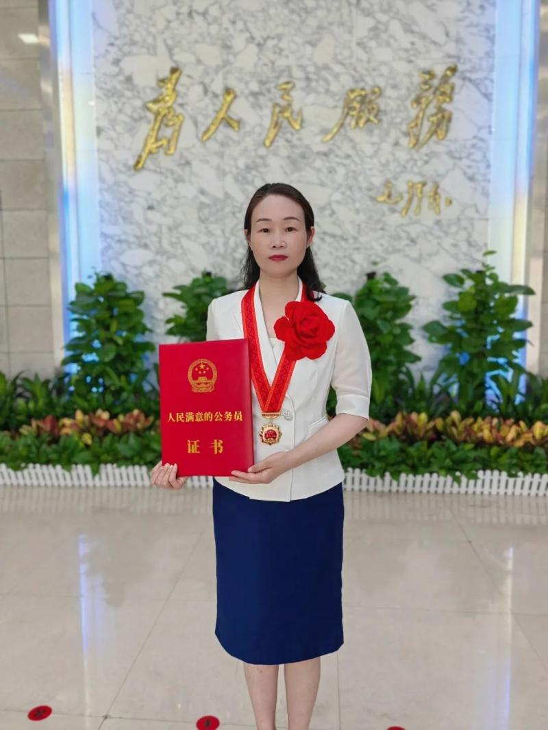 曾获全国"人民满意的公务员"称号,她履新县委书记