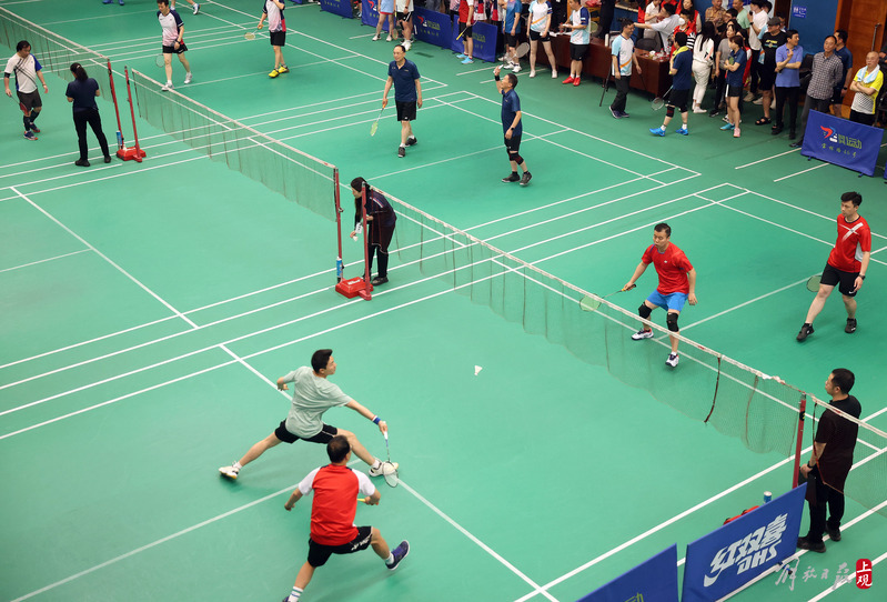 羽毛球赛场上这群人切磋球技收获年轻