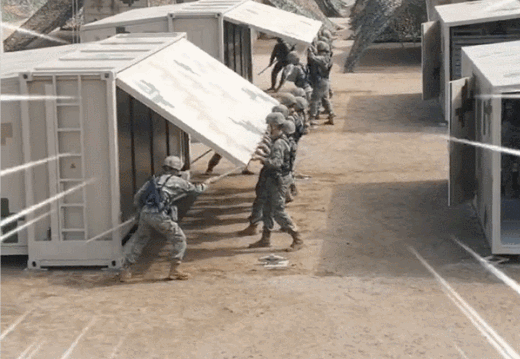 图片说明:折叠式箱房可快速搭建 央视截图