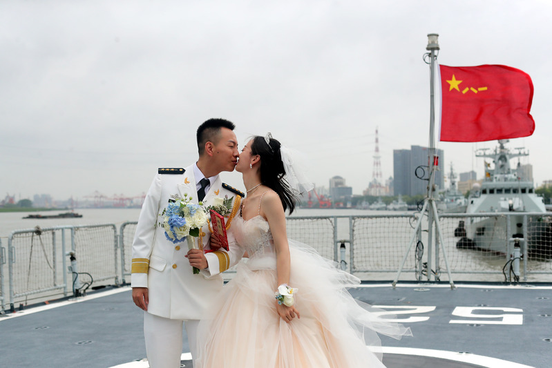 海军集体婚礼有多浪漫?今天,20对新人在上海吴淞军港撒糖了
