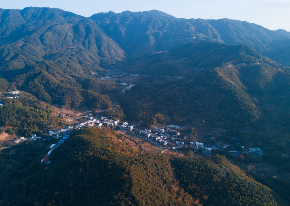 冬日,福建省福州市闽清县桔林乡闽江支流两旁层林尽染,美不胜收.