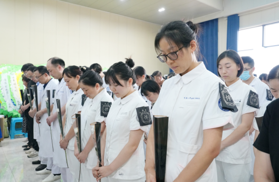 刁攀娅医生告别仪式/图源 重庆大学附属江津医院鞠躬,默哀,致敬