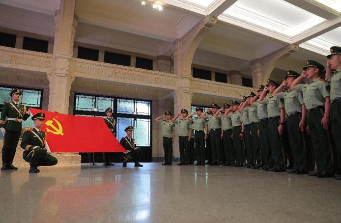 坚守初心 武警官兵数十名新党员集体宣誓迎"七一"