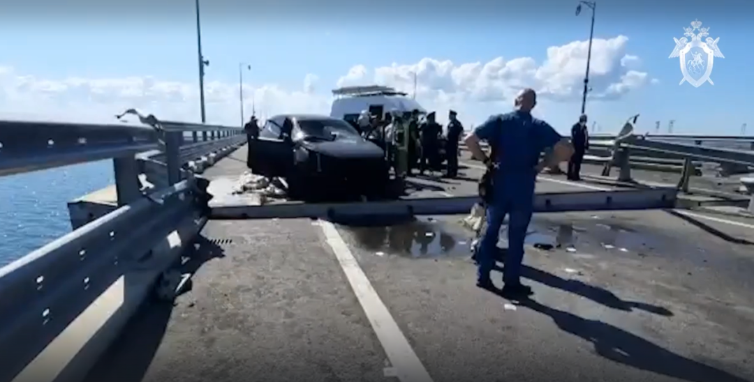 7月17日上午，俄罗斯调查人员在克里米亚大桥受损区域调查取证。（图：俄罗斯调查委员会信息中心视频截图）