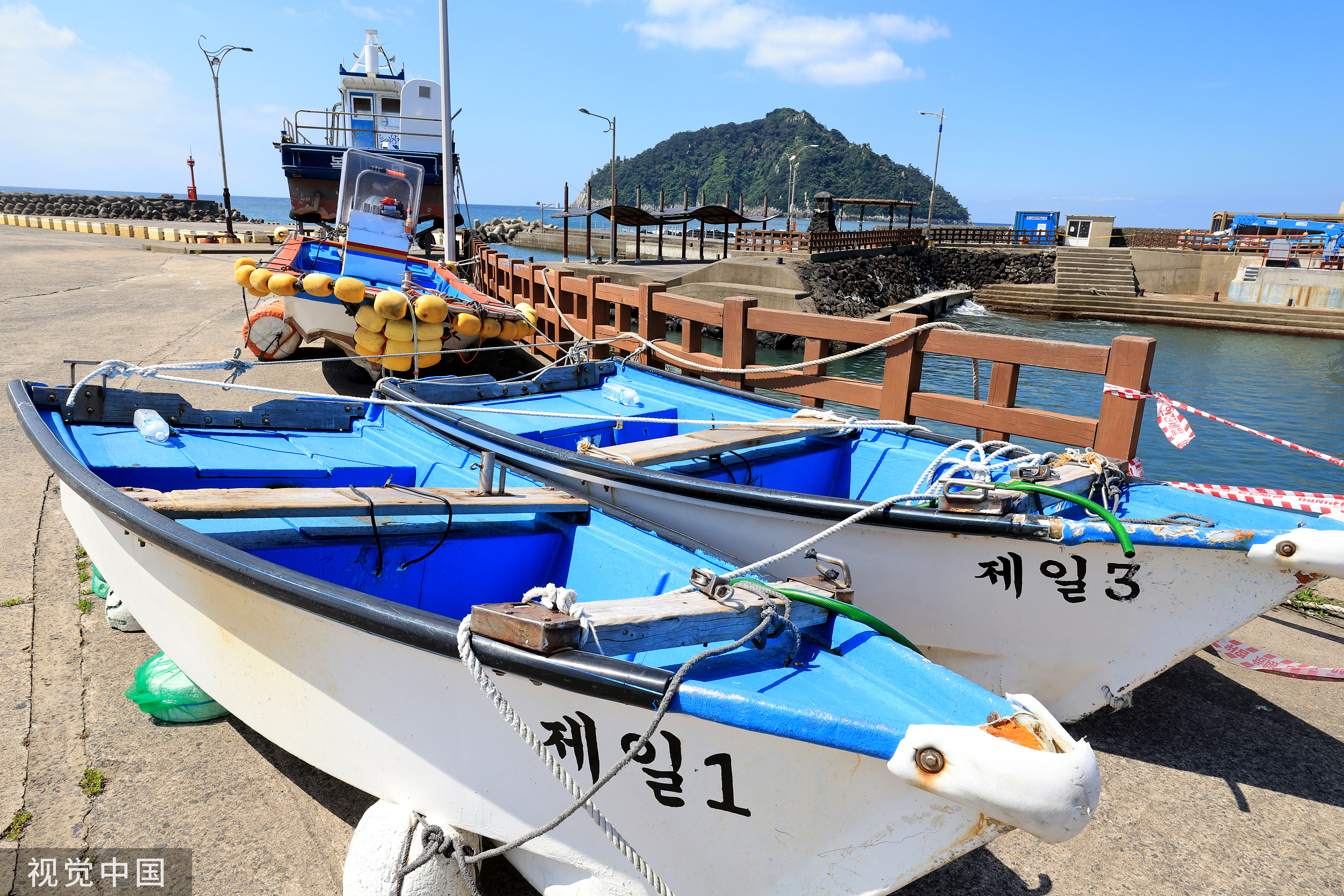 当地时间2023年8月7日,韩国济州岛,台风"卡努"向韩半岛北上,渔船停靠