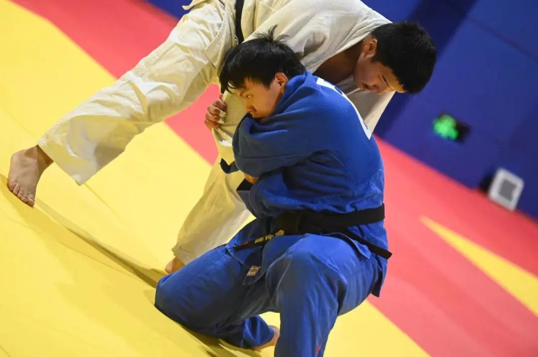 学校柔道二线运动员刘泽一,后者曾获得全国少年儿童柔道锦标赛冠军