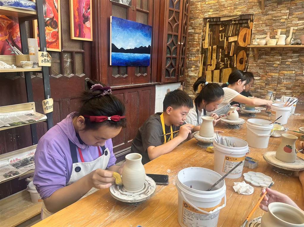 亲手烧制自己的花瓶是一种什么体验？“中国100”青少年化身陶艺师体验