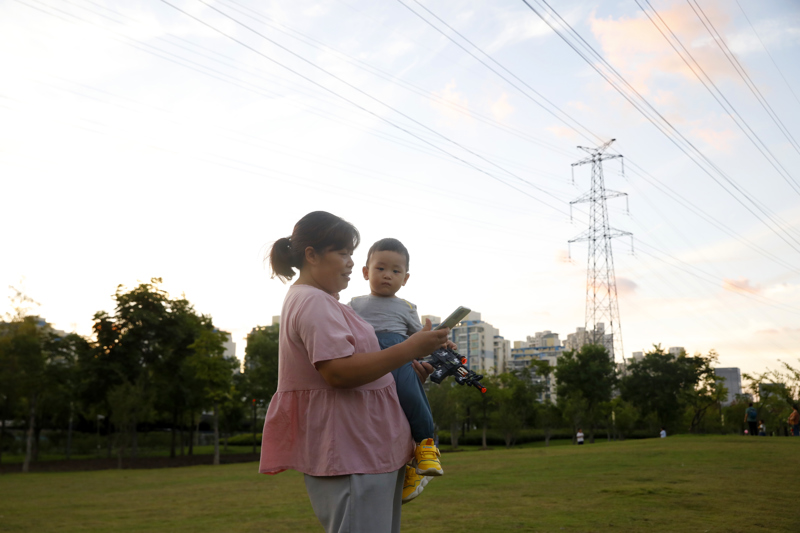 2023年9月1日傍晚，市民前往中环绿廊，或漫步游览，或跑步健身，感受久违的夏日清凉。