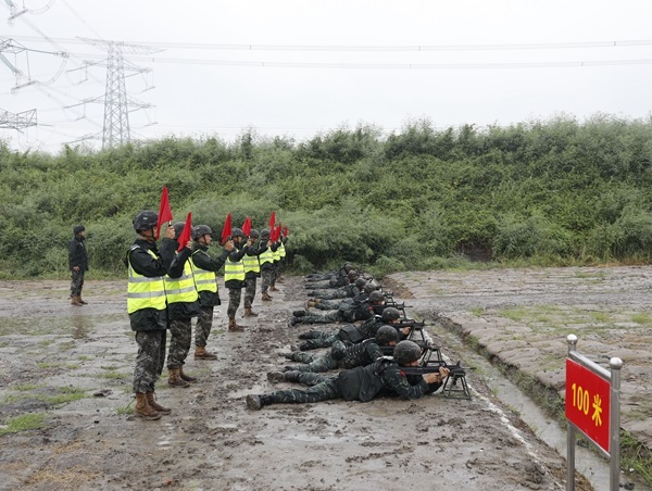 参赛队员参加自动步枪实弹射击。杨阔 摄(下同)