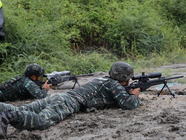 参赛队员参加狙击射击。