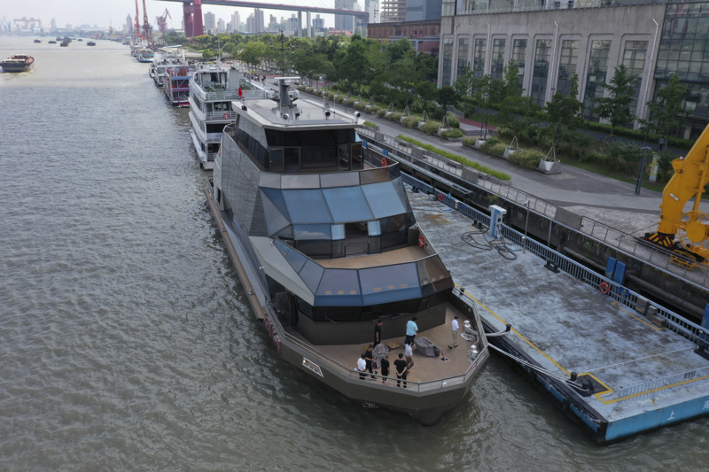 "上海久事"号游览船采用大面积玻璃游艇水晶造型.本报记者 张驰 摄