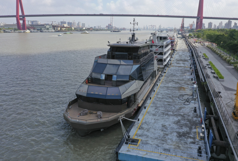 "上海久事"号游览船采用大面积玻璃游艇水晶造型.本报记者 张驰 摄