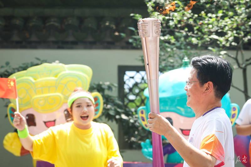 第105棒火炬手陈立群。 第105棒火炬手陈立群。