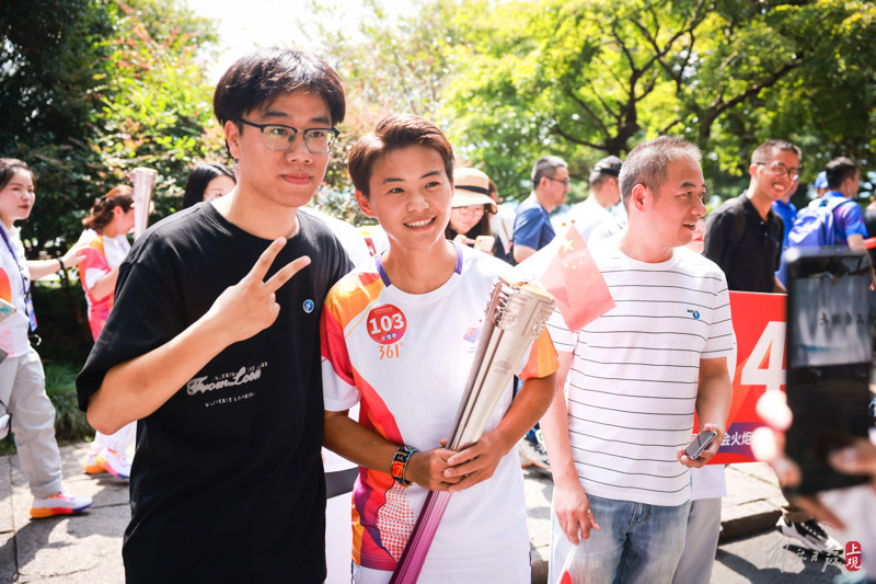 王霜与观众合影留念。