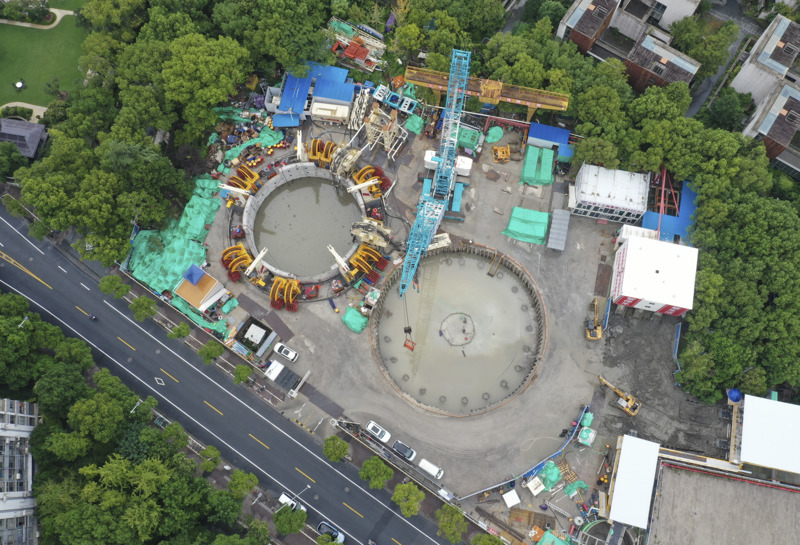 2023年9月14日，建设中的上海静安区大宁街道058d-01地块垂直掘进地下智慧车库新建工程正在加速推进中。据了解，该项目是世界最大直径的垂直掘进地下智慧车库工程，单个竖井开挖直径为23米，深度约50米。占地仅286平方米的两座地下19层停车库，能提供超过300个车位。利用托盘式搬运和自动存取车技术，单车平均存取时间仅需90秒。此项目预计将在年底建成，12月底投入试运营。本报记者 张驰 摄影报道