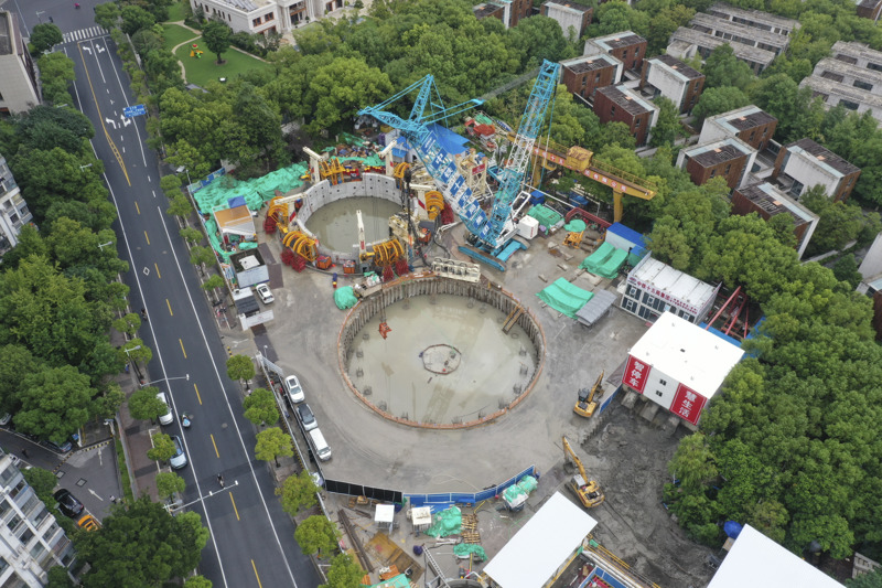 2023年9月14日，建设中的上海静安区大宁街道058d-01地块垂直掘进地下智慧车库新建工程正在加速推进中。据了解，该项目是世界最大直径的垂直掘进地下智慧车库工程，单个竖井开挖直径为23米，深度约50米。占地仅286平方米的两座地下19层停车库，能提供超过300个车位。利用托盘式搬运和自动存取车技术，单车平均存取时间仅需90秒。此项目预计将在年底建成，12月底投入试运营。本报记者 张驰 摄影报道