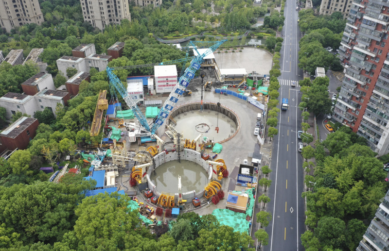 2023年9月14日，建设中的上海静安区大宁街道058d-01地块垂直掘进地下智慧车库新建工程正在加速推进中。据了解，该项目是世界最大直径的垂直掘进地下智慧车库工程，单个竖井开挖直径为23米，深度约50米。占地仅286平方米的两座地下19层停车库，能提供超过300个车位。利用托盘式搬运和自动存取车技术，单车平均存取时间仅需90秒。此项目预计将在年底建成，12月底投入试运营。本报记者 张驰 摄影报道