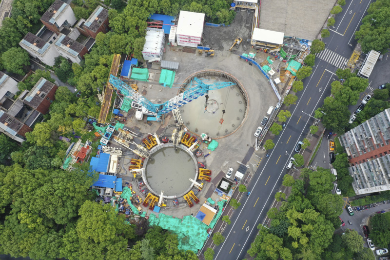 2023年9月14日，建设中的上海静安区大宁街道058d-01地块垂直掘进地下智慧车库新建工程正在加速推进中。据了解，该项目是世界最大直径的垂直掘进地下智慧车库工程，单个竖井开挖直径为23米，深度约50米。占地仅286平方米的两座地下19层停车库，能提供超过300个车位。利用托盘式搬运和自动存取车技术，单车平均存取时间仅需90秒。此项目预计将在年底建成，12月底投入试运营。本报记者 张驰 摄影报道