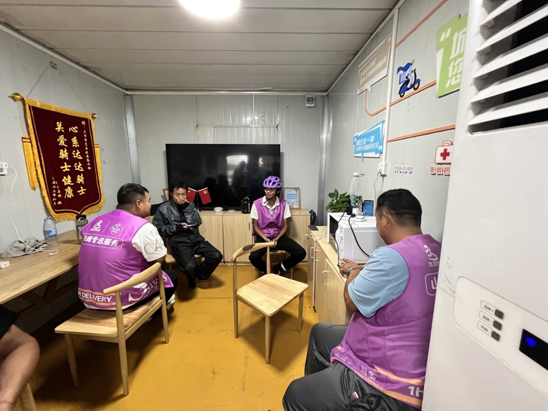 午后，骑手们正在休息